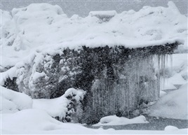 冰川雪域映寒光